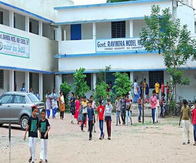 દેશમાં સરકારી શાળાઓ ઘટી રહી છે?